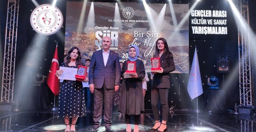 Vali Demirtaş, Gençler Arası Şiir Yarışması Ödül Törenine Katıldı